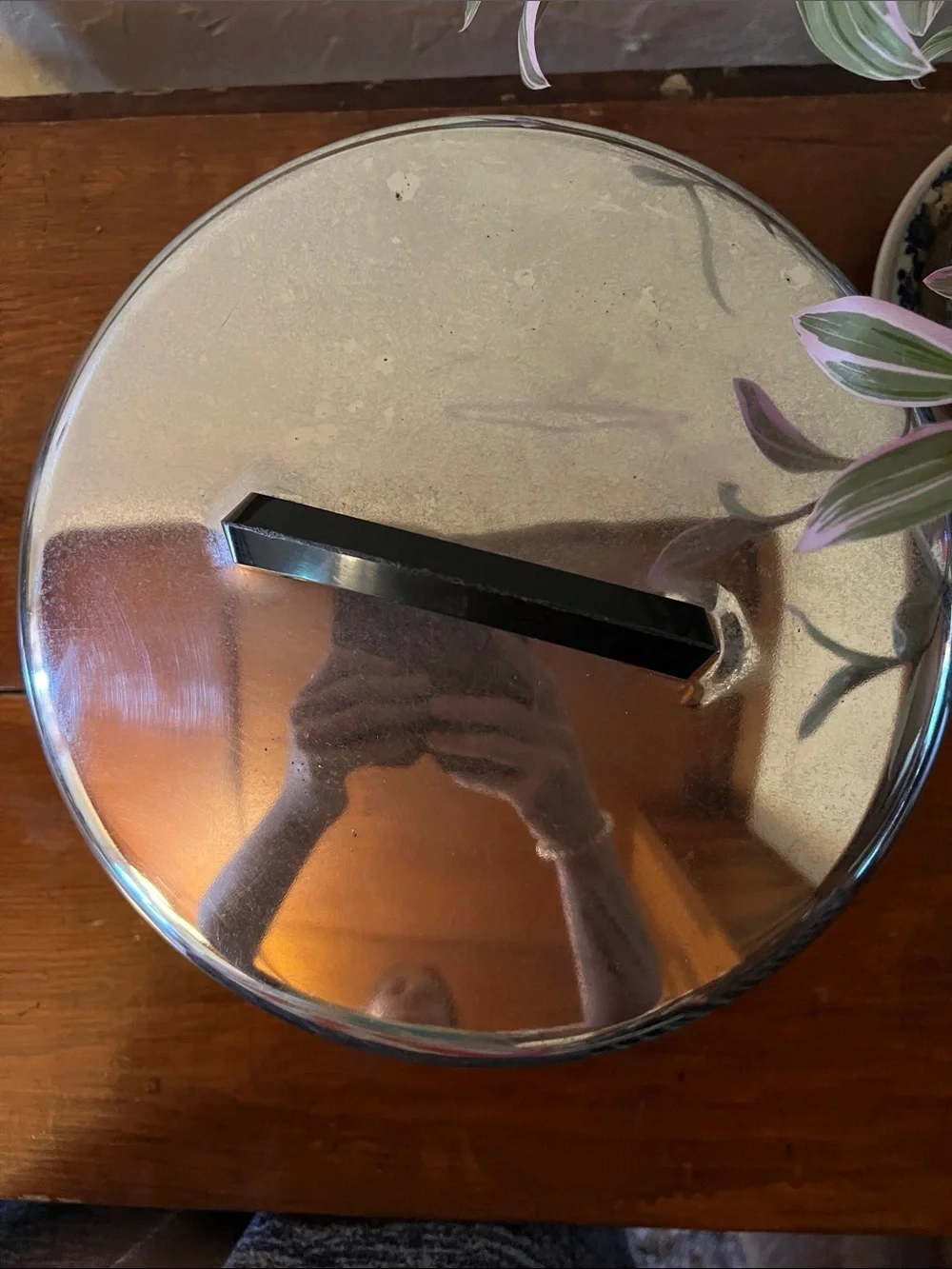 Circa 1960s Locking Chrome Metal Cake Saver